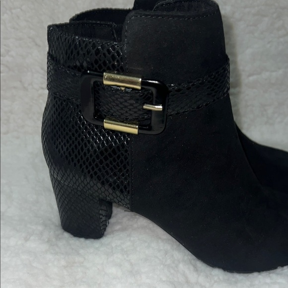 Karen Scott Black Heeled Boots with Sleek Silhouette - Picture 7 of 15